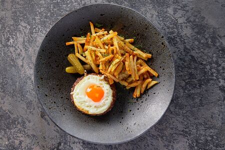 Бифштекс с жареным картофелем по-домашнему