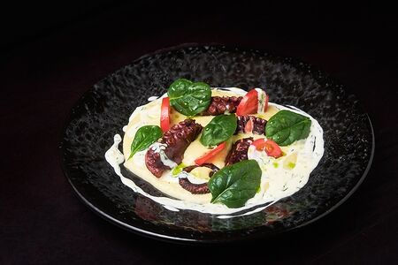 Осьминог с муссом из лука