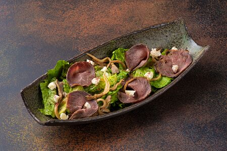 Салат с ростбифом