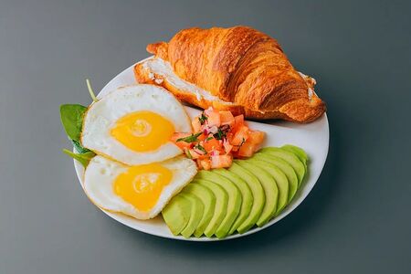 Глазунья из 2 яиц, сальса из томатов, шпинат, авокадо, лосось