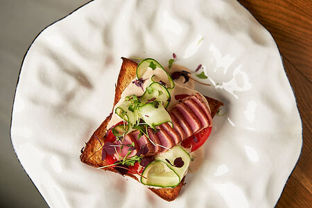 Сендвич с тунцом и соусом айоли