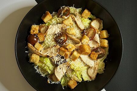 Салат Цезарь с курицей