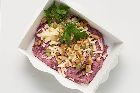 Салат Свекла с сыром, черносливом и семечками