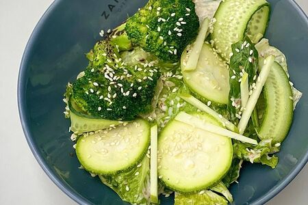 Зеленый салат с брокколи и яблоком