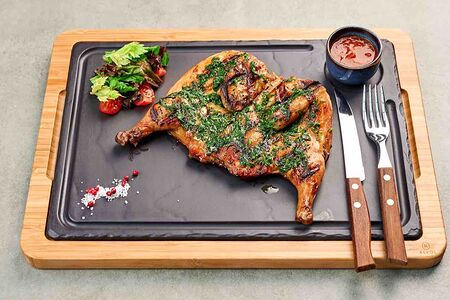 Цыплёнок, жаренный на мангале, с соусом сацебели