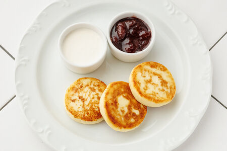Домашние сырники со сметаной и джемом