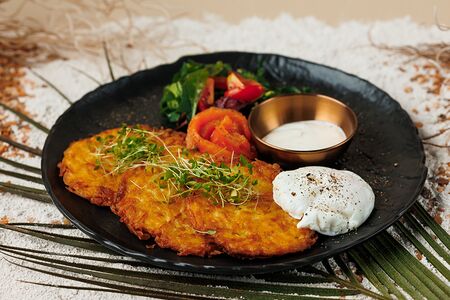Драники с лососем, яйцом пашот и рукколой