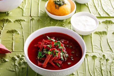 Борщ с чесночной пампушкой