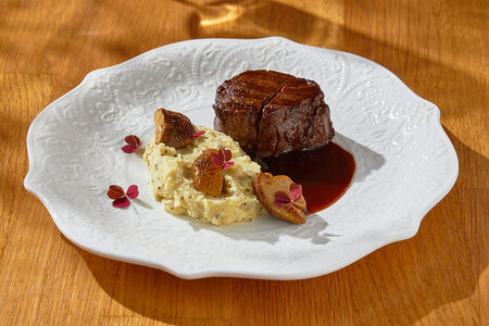 Филе миньон с белыми грибами и соусом демигляс