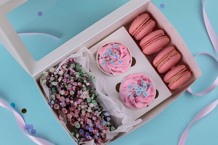 Капкейки с макаронсами и гипсофилой