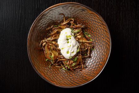 Запеченный картофель с грибами и сметаной