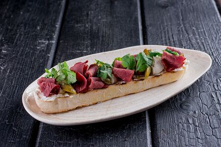 Брускетта с ростбифом из телятины