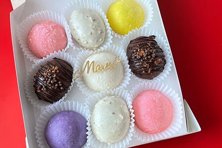 Десерты ассорти с разными вкусами Моти и пирожные картошка