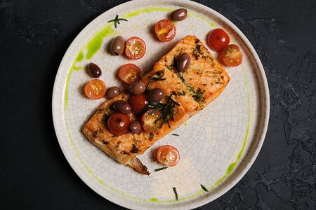 Большой кусок подкопченной карельской форели