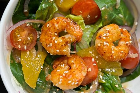 Теплый салат с креветками и манго