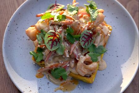 Картофельная вафля с креветками и соусом том ям