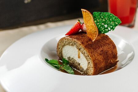 Медовый рулет с карамелью