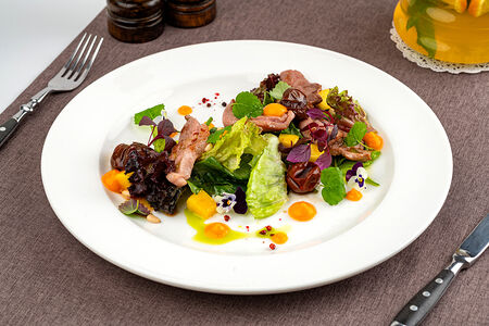 Салат с уткой и тыквенным соусом