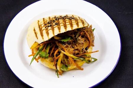 Жоуцзямо с пряной говядиной и овощами 