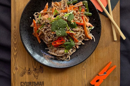 Wok с лососем