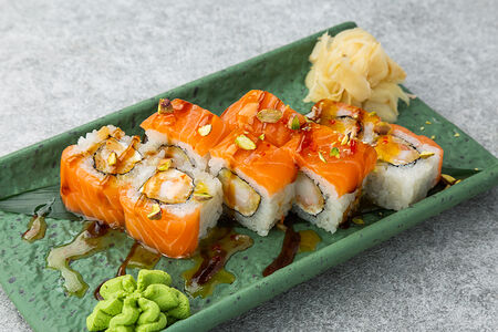 Ролл с креветкой темпура и лососем под манговым соусом