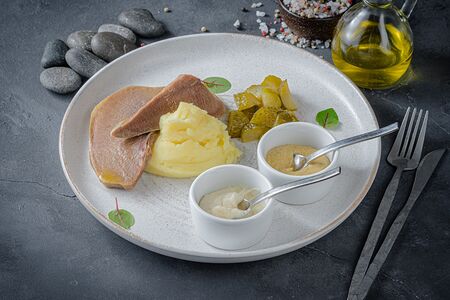 Говяжий язык с пюре