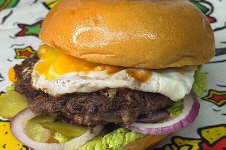 Бургер с глазуньей