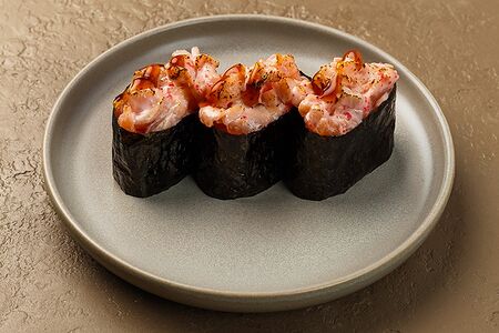Суши с лососем, запечённые под сырным соусом