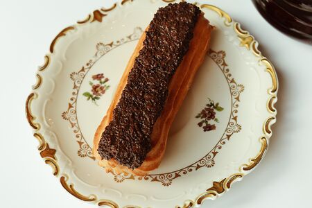 Эклер с шоколадным маком и ванильным кремом