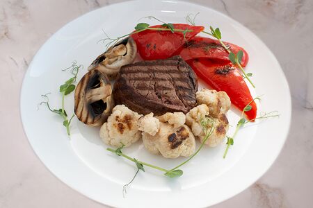 Стейк из говядины Пеппер с овощами гриль