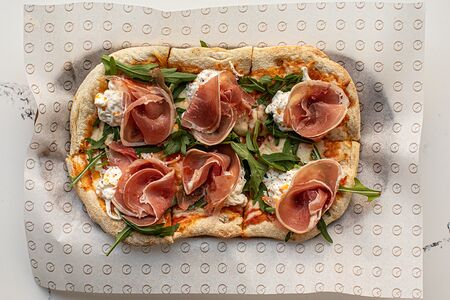 Римская пицца с прошутто и страчателлой 