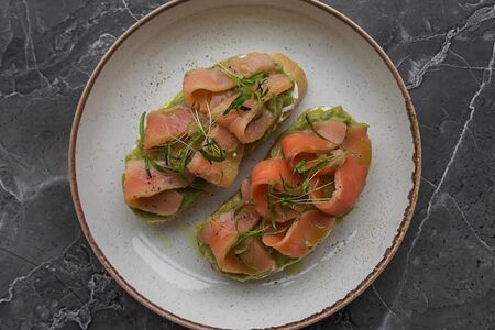 Брускетта с форелью и авокадо