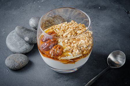 Йогурт с гранолой, пеканом