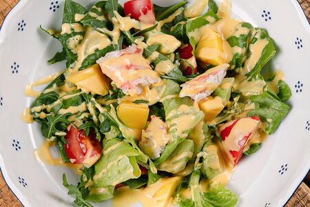 Салат с камчатским крабом, авокадо и свежим манго