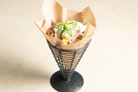 Картофель фри с говядиной, вешенками и трюфельной сметаной