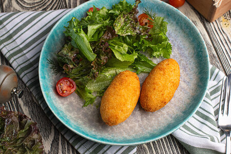 Куриные крокеты с салатом