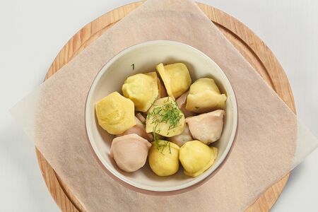Большая порция пельменей из мяса птицы