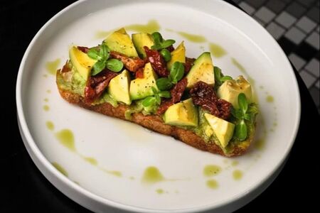 Брускетта с авокадо и вялеными томатами