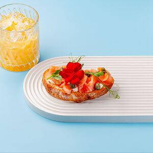 Брускетта с лососем и каперсами