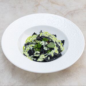 Черные равиоли с морепродуктами