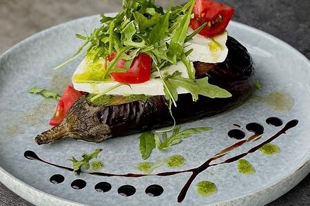 Запеченный баклажан с муссом фета 