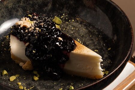 Чизкейк с вареньем из жимолости 