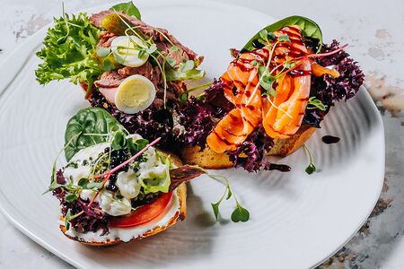 Сет из брускетт с лососем, с ростбифом, с сыром страчателла