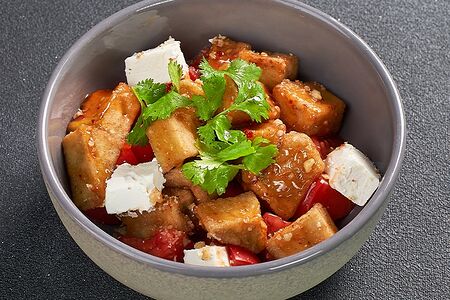 Салат с хрустящими баклажанами, бакинскими томатами и свит чили