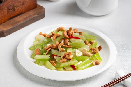 Салат из сельдерея с кешью