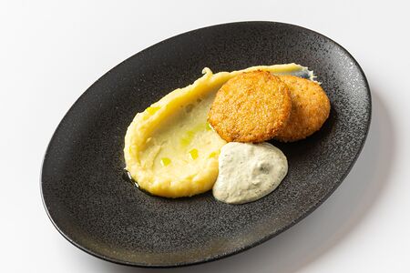 Рыбные биточки с картофельно-сырным пюре