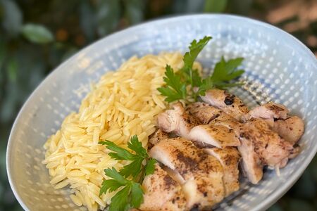 Цыпленок с пастой орзо и пармезаном 