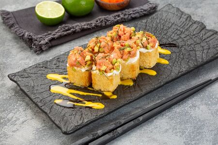 Спайси-ролл темпура с тунцом и авокадо