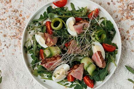 Салат из тунца на гриле