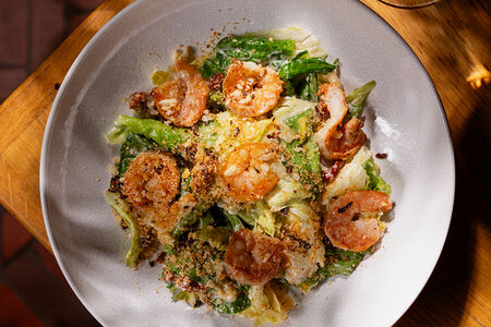 Авторский Цезарь с креветками и вялеными томатами